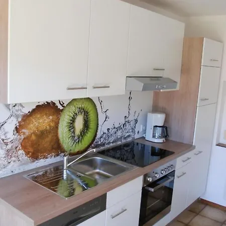 Gemutliche Ferienwohnung In Mit Eigenem Garten דירה *